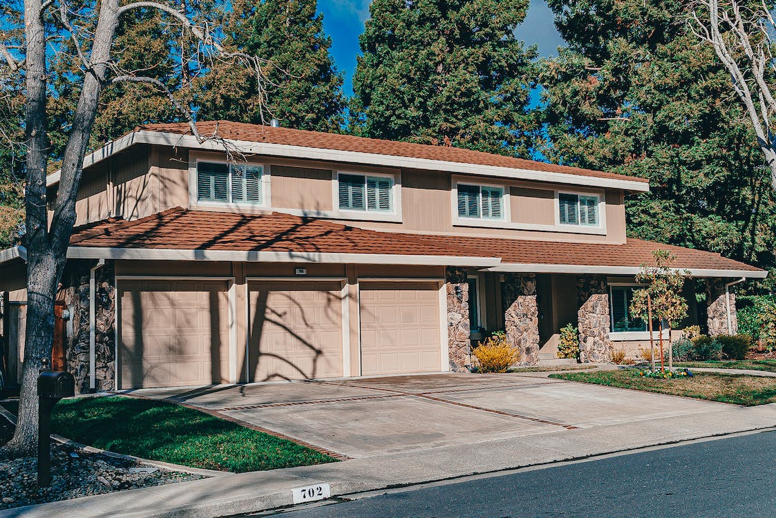 House with a driveway